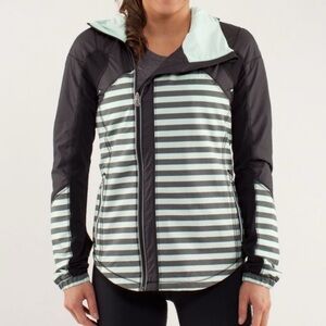 Lululemon Get up and Glow Jacket Size 8 in Mint and Black